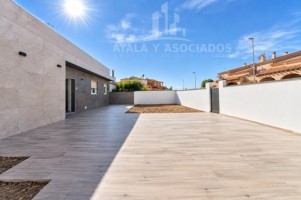 CHALET RECIENTEMENTE REFORMADO CON PISCINA PRIVADA EN POZO ESTRECHO