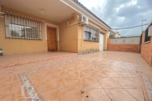 PLANTA BAJA CON GARAJE EN VENTA, POZO ESTRECHO